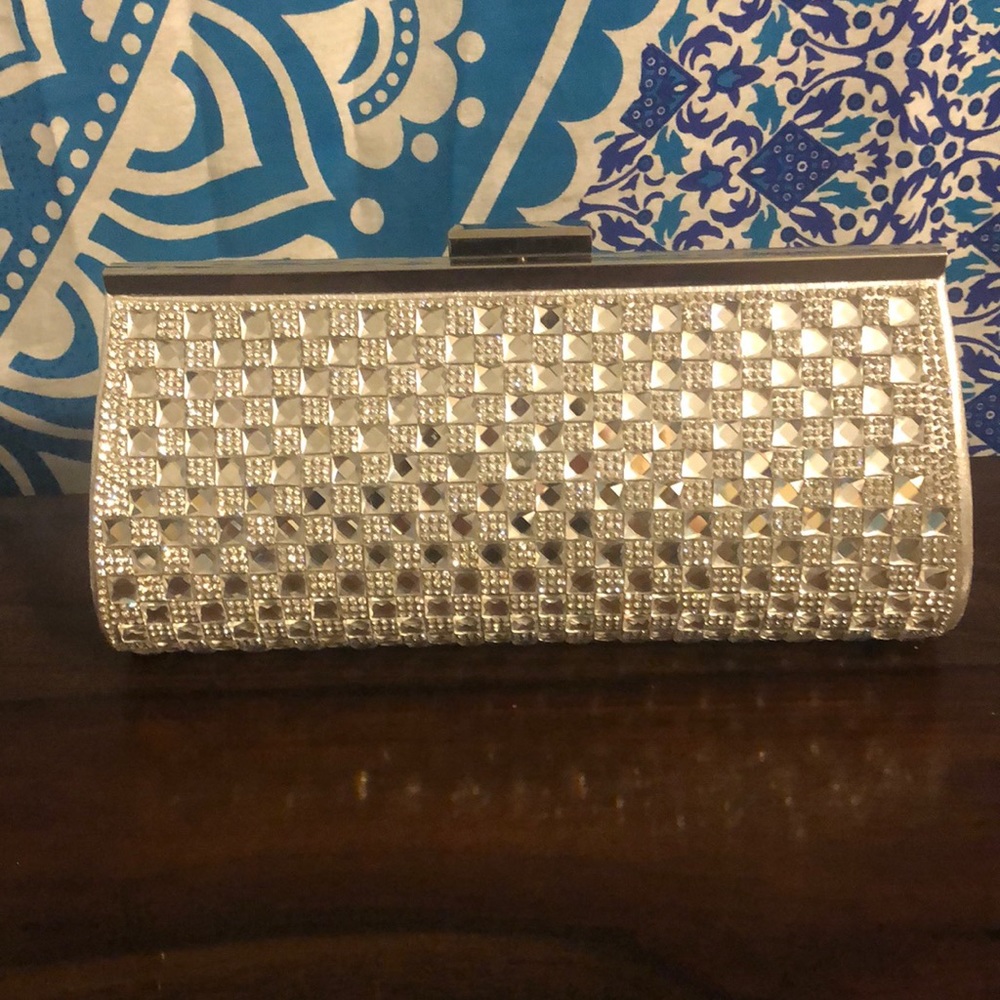 Silver formal clutch purse 🌫